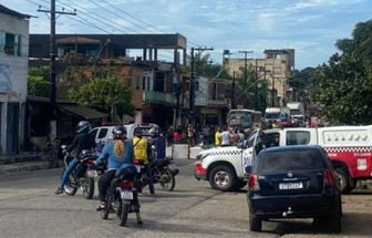 Moradores interditam via na Arthur Bernardes após alagamentos em Belém
