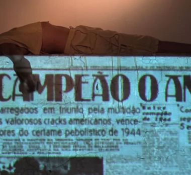 Imagem - Entre áudios de WhatsApp e receita de família: espetáculo transforma saudade em dança no palco do Sesc