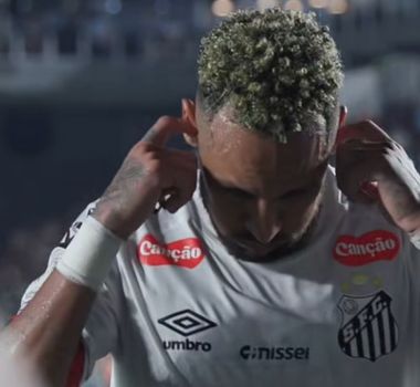 Imagem - Neymar desabafa após coçada de orelha causar polêmica: 'Ultrapassando os limites'