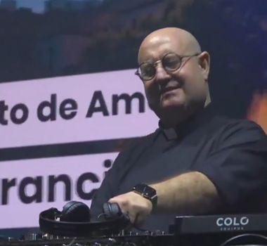 Imagem - Padre DJ reúne multidão em Buenos Aires e transforma mensagem religiosa em pista de dança