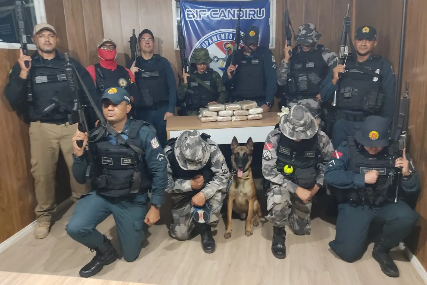 . Ao todo, foram apreendidos cerca de 12,5 quilos do entorpecente