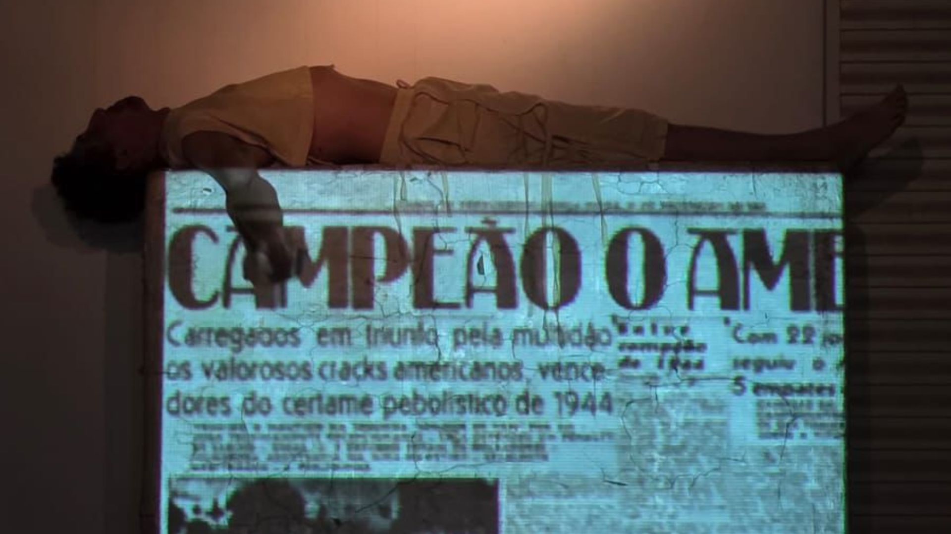 Imagem - Entre áudios de WhatsApp e receita de família: espetáculo transforma saudade em dança no palco do Sesc