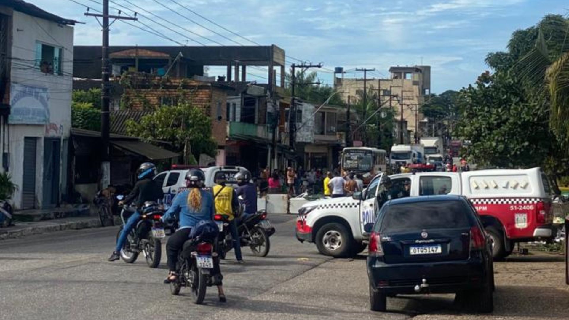 Moradores interditam via na Arthur Bernardes após alagamentos em Belém