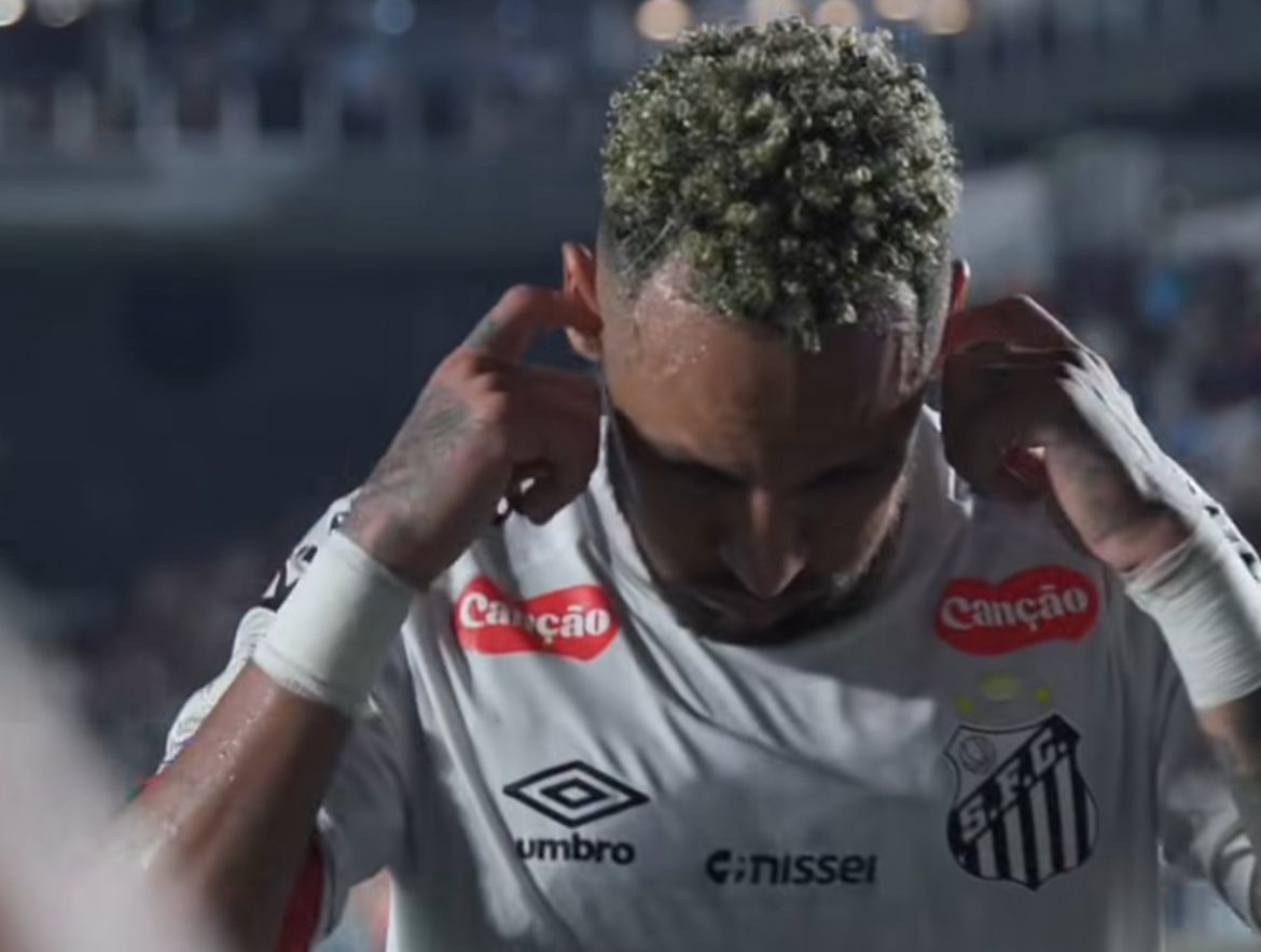 Neymar deixou o campo coçando as orelhas - 