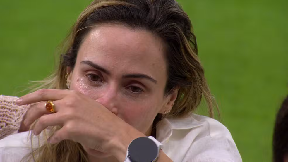 Imagem - Ana Paula chora ao saber da morte do pai durante confinamento no BBB