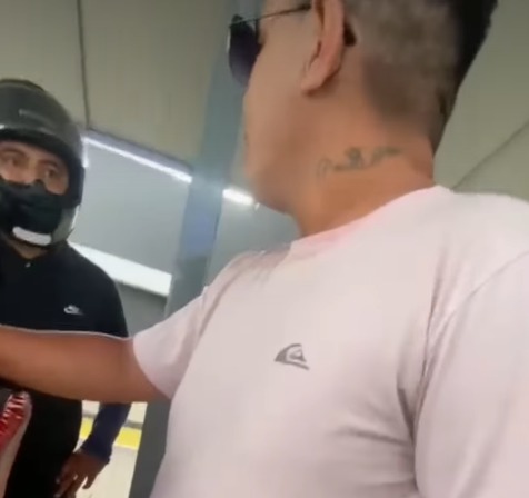 (O homem teria ameaçado o colega e, em seguida, tomado o lanche que ele havia acabado de retirar no restaurante, impedindo-o de realizar a entrega.)