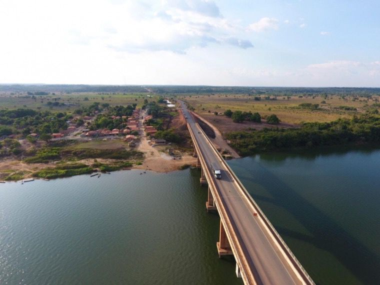 Ponte sobre o Rio Araguaia, que liga os municípios de Araguatins (TO) e Palestina do Pará (PA).