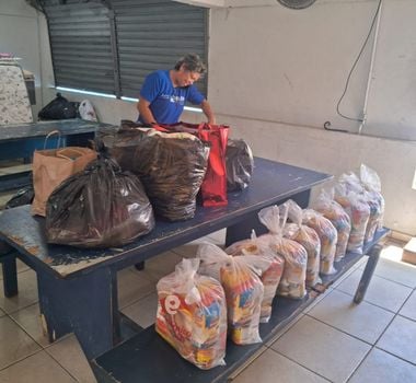 Imagem - Famílias atingidas por alagamentos começam a receber doações em Belém