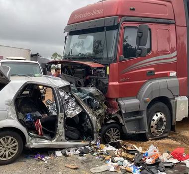 Imagem - Seis pessoas da mesma família morrem após batida entre carro e carreta em MG