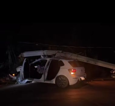 Imagem - Adolescentes perdem controle de carro e batem contra poste em Parauapebas