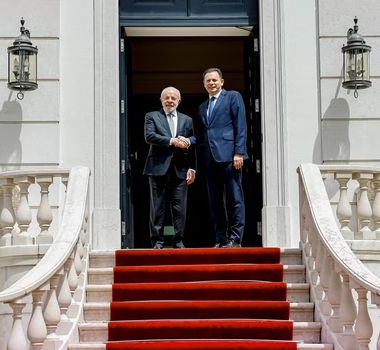 Imagem - Lula diz que Brasil e Portugal vivem melhor fase da relação e defende brasileiros em meio a endurecimento migratório