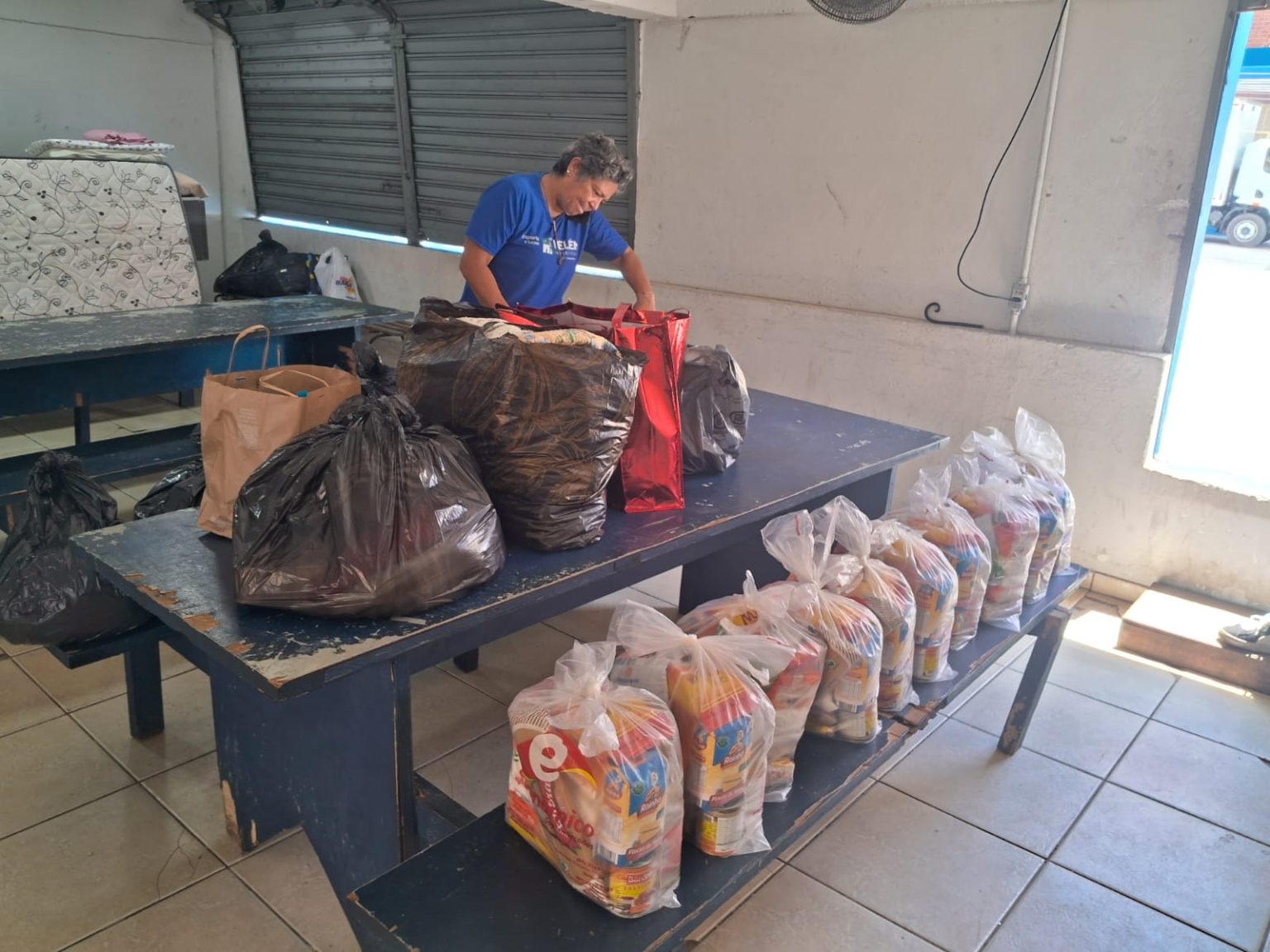 Imagem - Famílias atingidas por alagamentos começam a receber doações em Belém