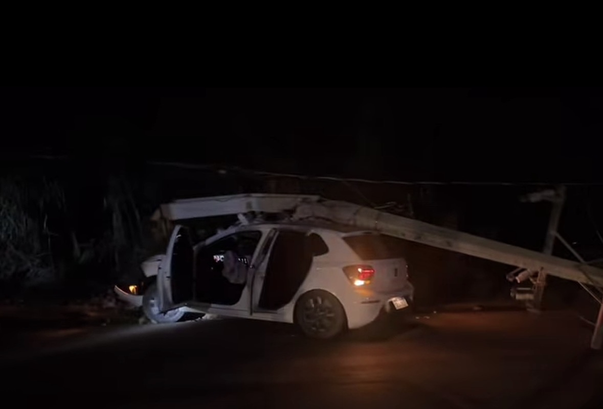 Adolescentes perdem controle de carro e batem contra poste em Parauapebas