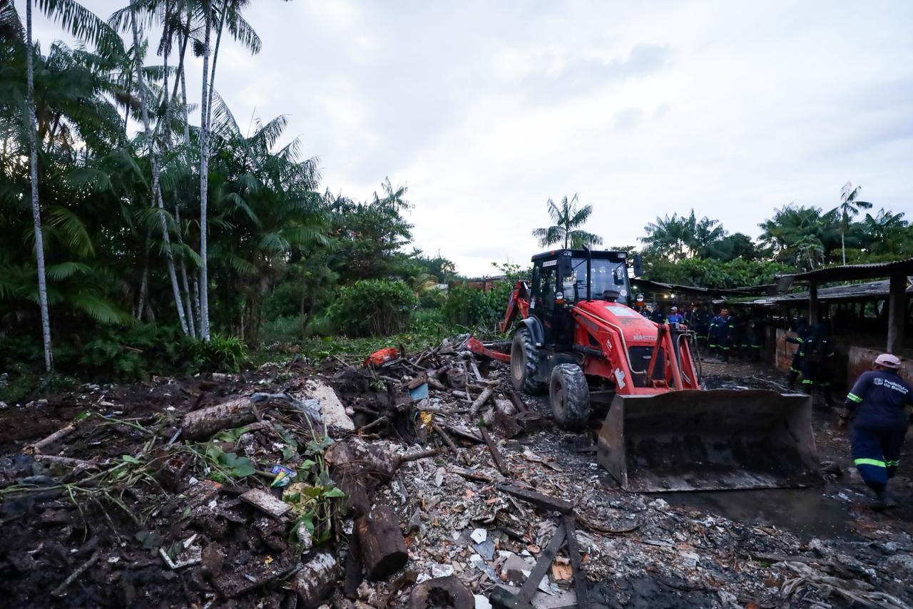 Moradores denunciam lixão irregular no canal do Mata Fome