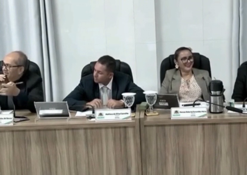 Parte dos internautas criticou a atitude da parlamentar, enquanto outros trataram o episódio com humor

