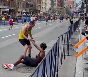 Imagem - Brasileiro abre mão de recorde pessoal para socorrer corredor na Maratona de Boston