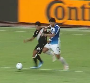 Imagem - CBF divulga áudio do VAR em gol anulado do Vasco contra o Paysandu: ‘Puxou a camisa claramente’