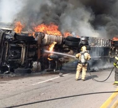 Imagem - Caminhão tomba na BR-381 e deixa dois feridos na Grande BH