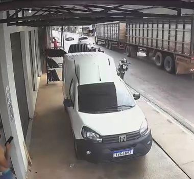 Imagem - Colisão entre carreta e moto deixa motociclista ferido no Acará