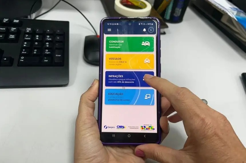Antes, o processo era bem mais burocrático: o dono do veículo precisava preencher um formulário em papel, juntar documentos e enviar tudo para o órgão responsável.