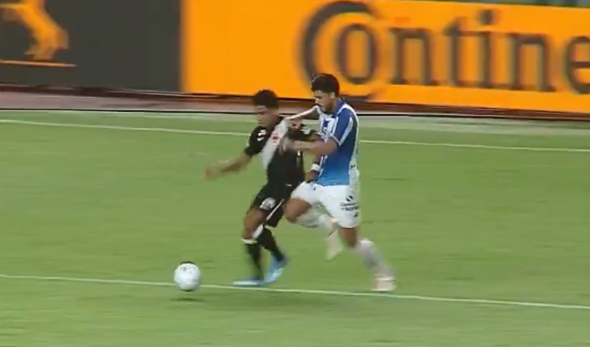 Imagem - CBF divulga áudio do VAR em gol anulado do Vasco contra o Paysandu: ‘Puxou a camisa claramente’