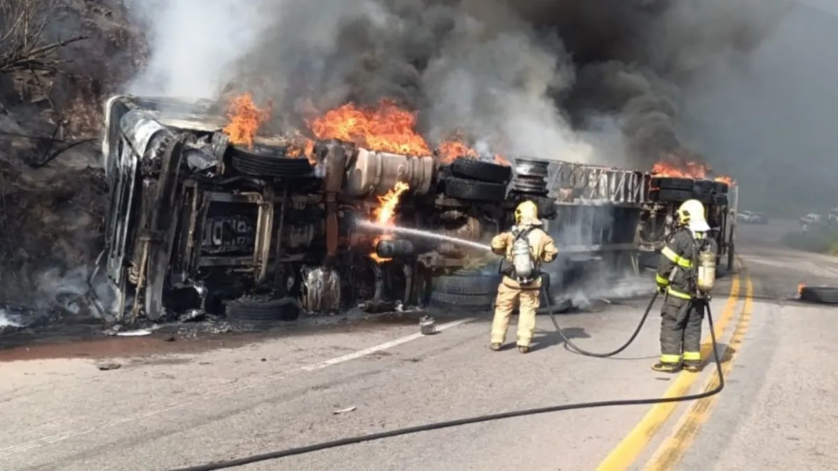 Caminhão tomba na BR-381 e deixa dois feridos na Grande BH