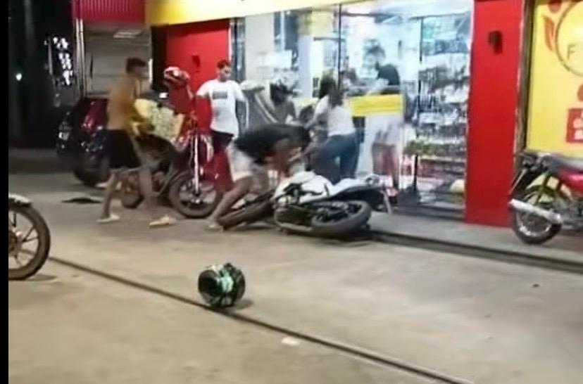 Grupo chegou em carro e motos, cercou a vítima em posto na avenida Independência com Hélio Gueiros e fugiu após o ataque