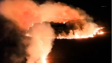 Incêndio avança sobre vegetação e assusta moradores próximos a rodeio no interior de São Paulo