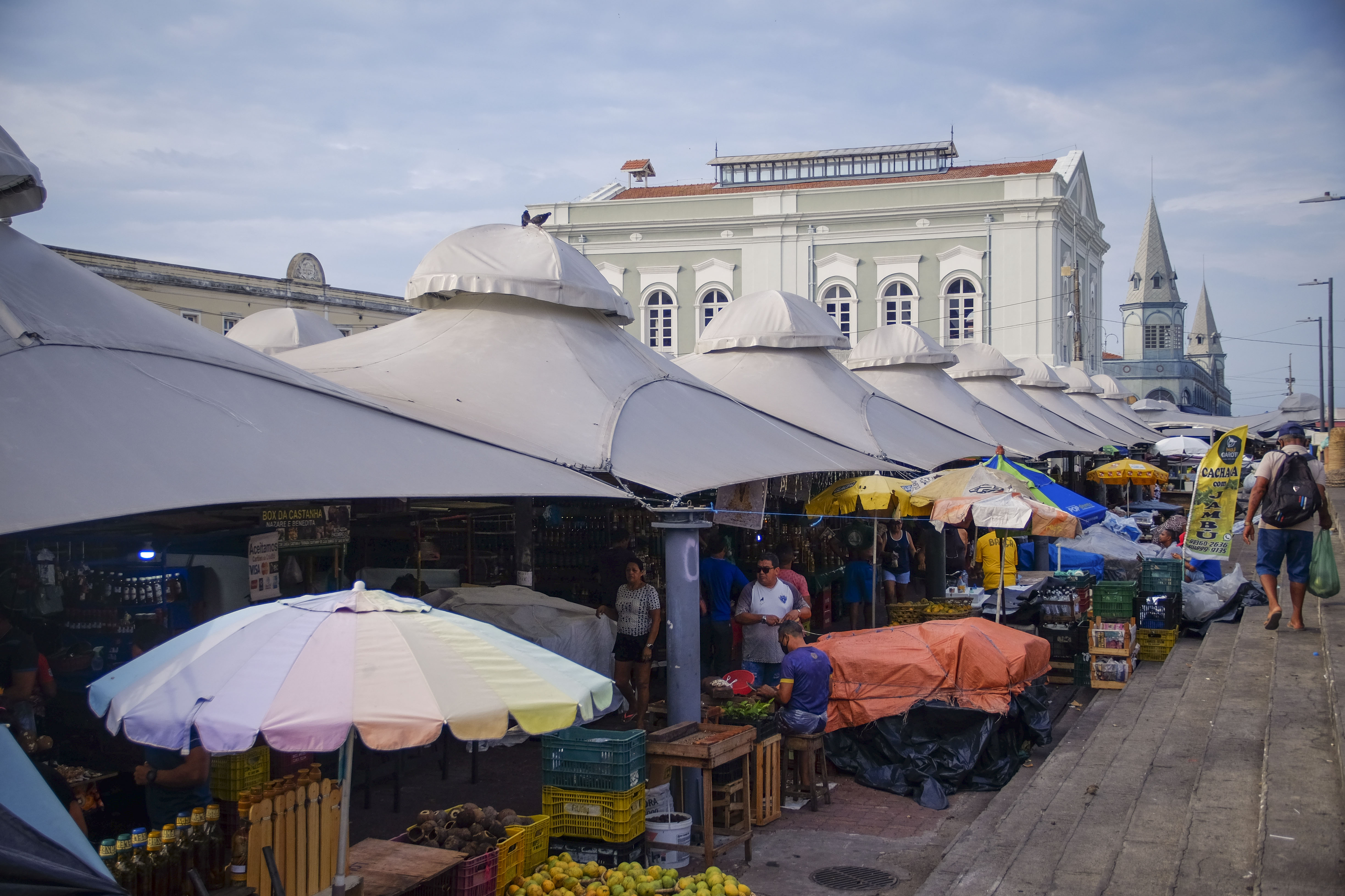 Mercado do Ver-o-Peso, ponto de gastronomia e cultura em Belém.