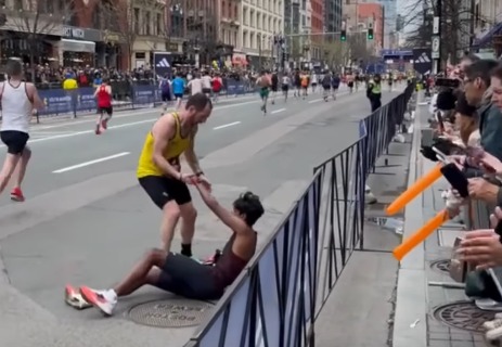 Imagem - Brasileiro abre mão de recorde pessoal para socorrer corredor na Maratona de Boston