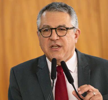 Imagem - Ministro da Saúde critica Flávio Bolsonaro: 'Bolsonarinho é antivacina'