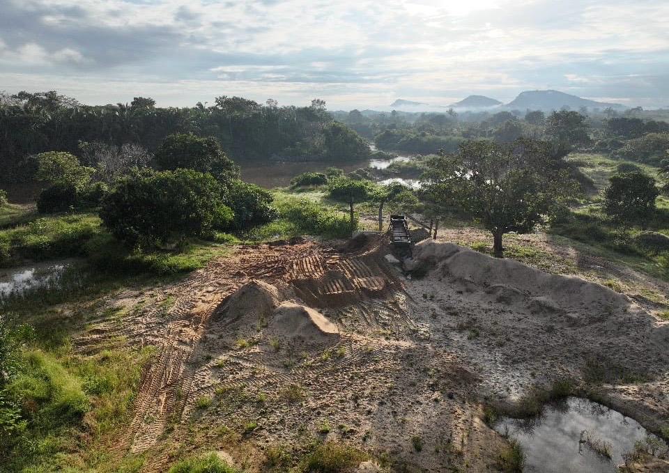 As apurações começaram depois que uma fiscalização identificou a atividade em um local sem licença válida para exploração mineral

