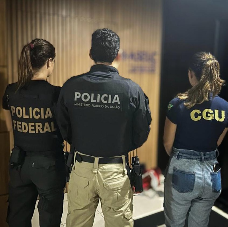 Polícia Federal durante a Operação Fratria - 