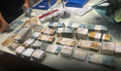 Suspeitos extorquiam empresários pela internet e movimentavam dinheiro em páginas falsas