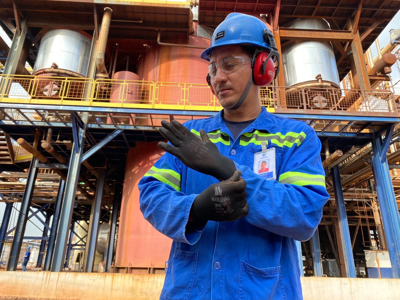 As oportunidades são para os setores administrativo, operacional e agrícola, com cargos que vão desde funções mais técnicas até atividades no campo

