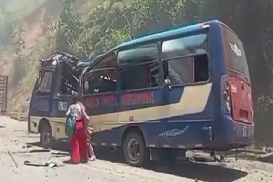 Atentado a ônibus deixa rastro de destruição no sudoeste da Colômbia