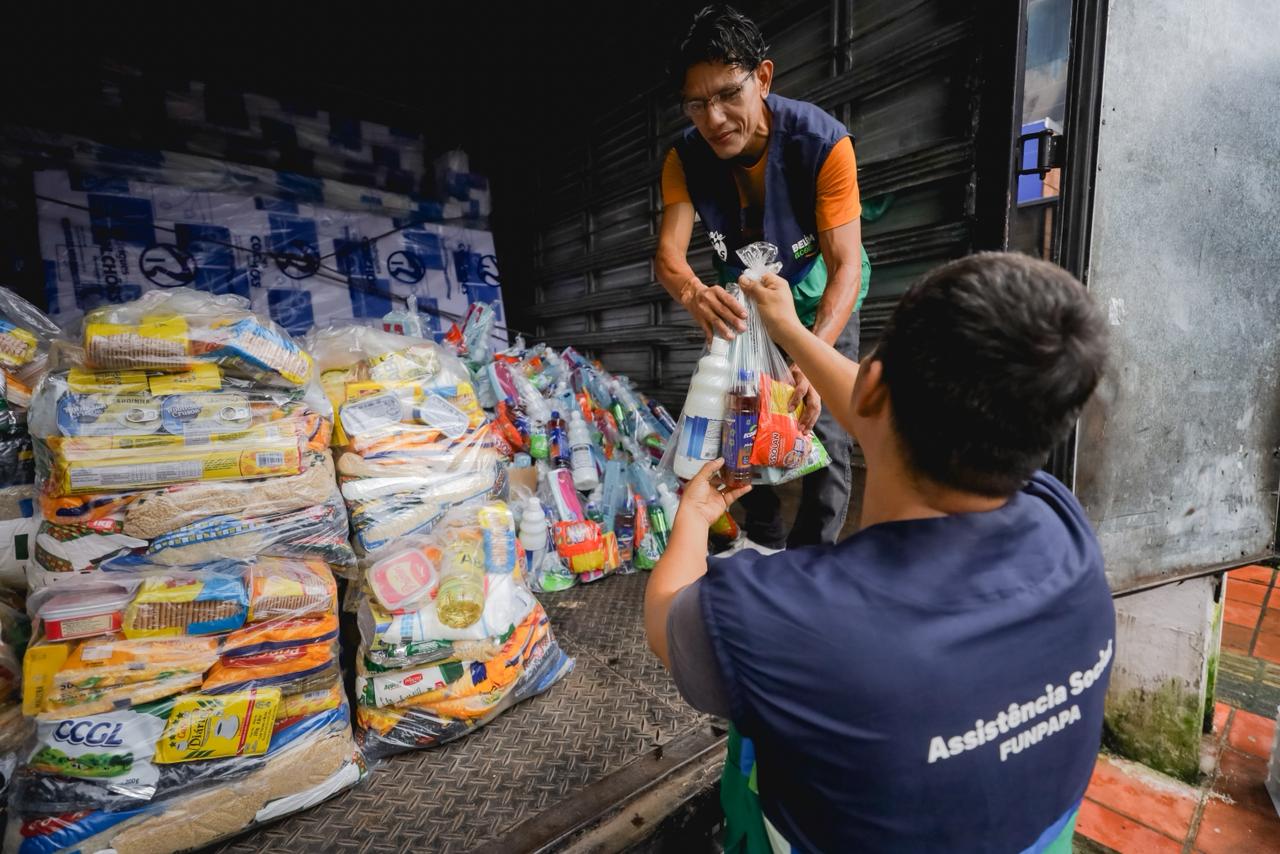 Distribuição de mais de mil kits emergenciais para moradores impactados pelas enchentes.