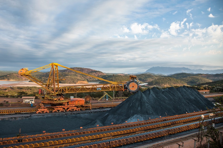 Minério de ferro extraído pela Vale na mina de Brucutu (MG)