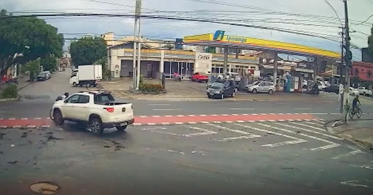 Momento em que a jovem foi atingida pela caminhonete na Avenida Senador Lemos, na Sacramenta.