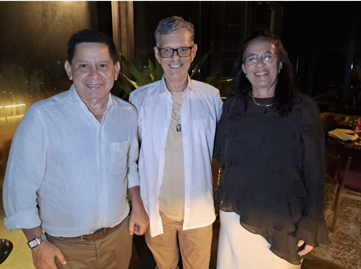 No Tivoli Maiorana, Zeca Baptista comemorou, ao lado dos amigos, Maurício e Ana Bororó, mais um ano de vida. 
