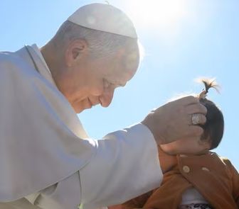 Imagem - Bebê brasileira recebe bênção especial do Papa Leão XIV