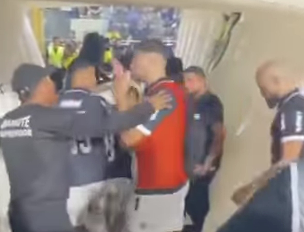 Vídeo: gesto de desrespeito de zagueiro do Remo inflama torcida após derrota em casa

