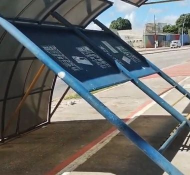 Imagem - Estrutura de parada de ônibus cai na Augusto Montenegro