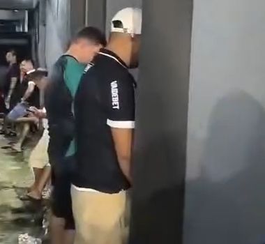 Imagem - Falta de respeito no Baenão: cenas de torcedores urinando em público geram revolta