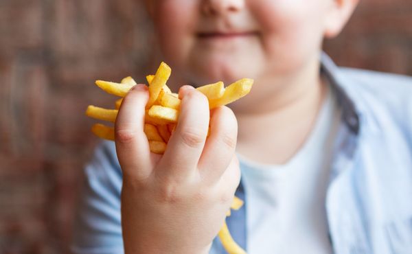 Obesidade infantil avança com a pressa da vida moderna e o consumo de ultraprocessados