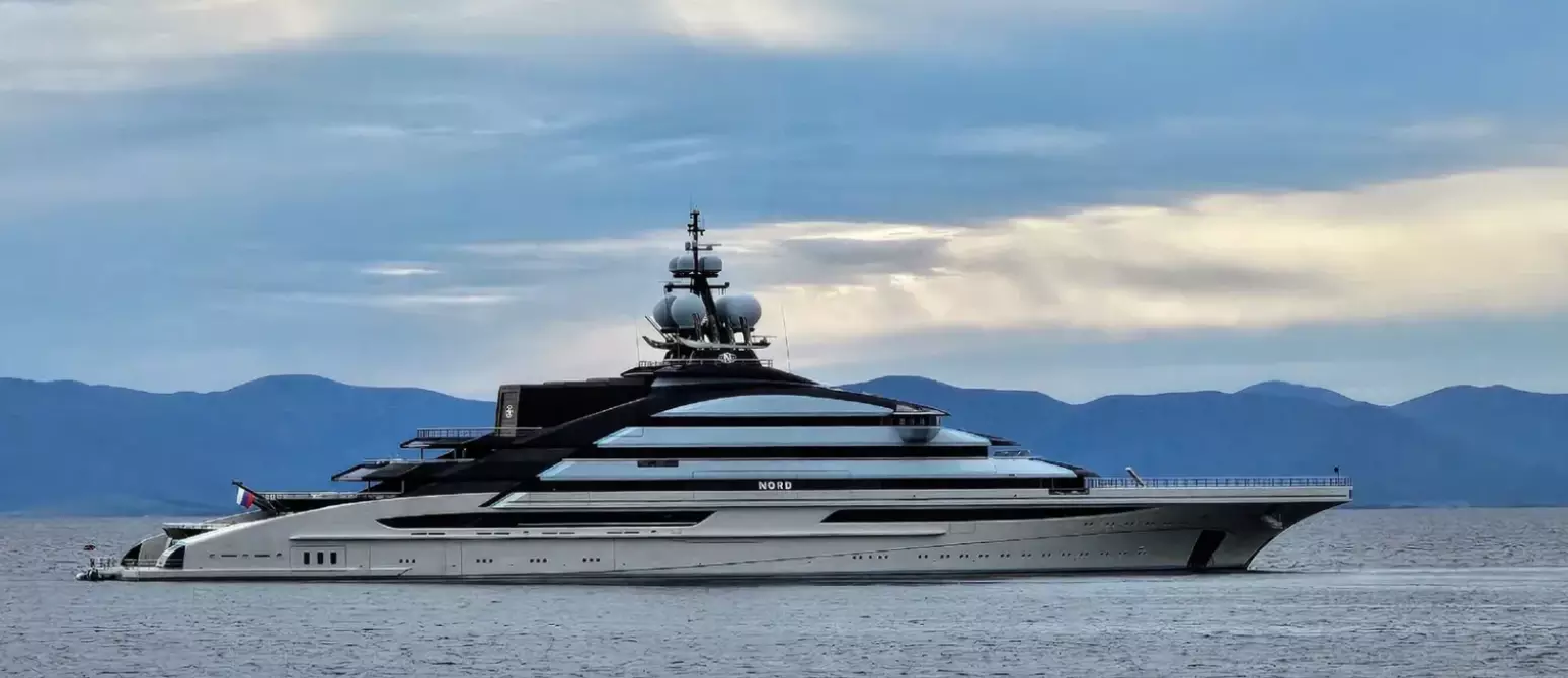 (A embarcação foi uma das raras a navegar pela rota no meio das fortes tensões militares entre Estados Unidos e Irã na região.)