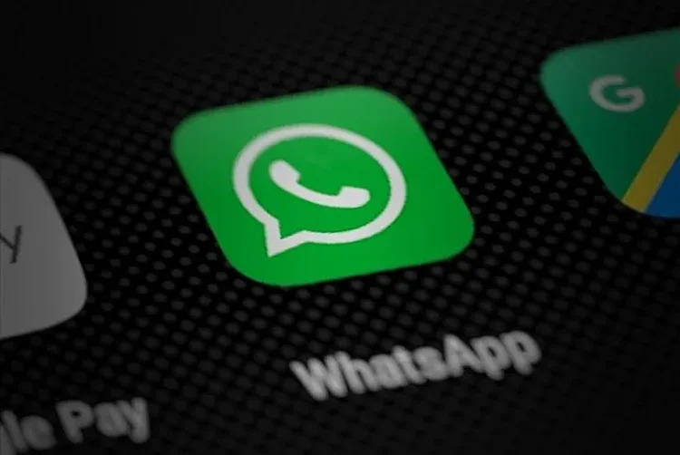 (A Meta, dona do WhatsApp, justifica a decisão como uma forma de melhorar a segurança, a privacidade e o desempenho do aplicativo.)
