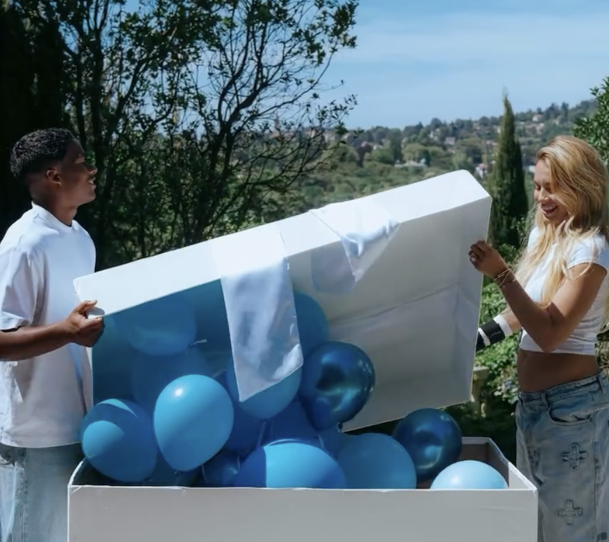 (A revelação foi compartilhada pelo casal nas redes sociais nesta segunda-feira (27).