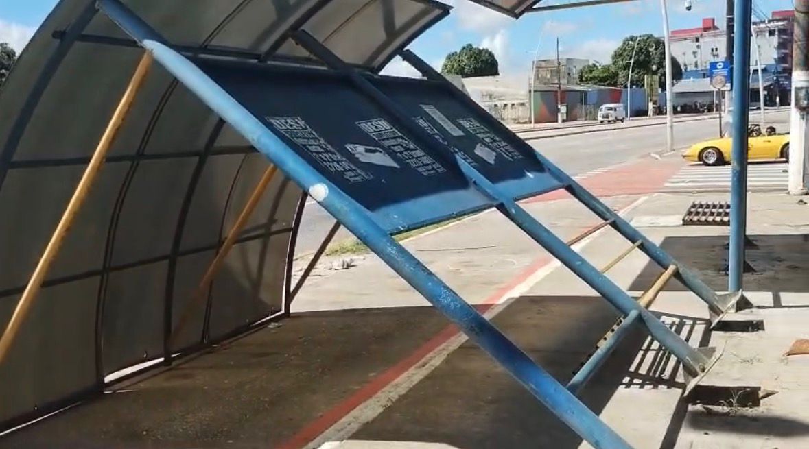 Estrutura de parada de ônibus cai na Augusto Montenegro