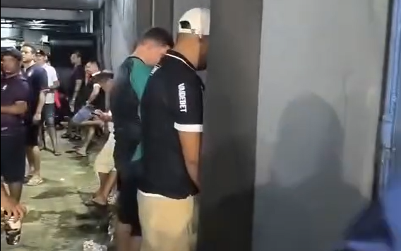 Imagem - Falta de respeito no Baenão: cenas de torcedores urinando em áreas comuns geram revolta